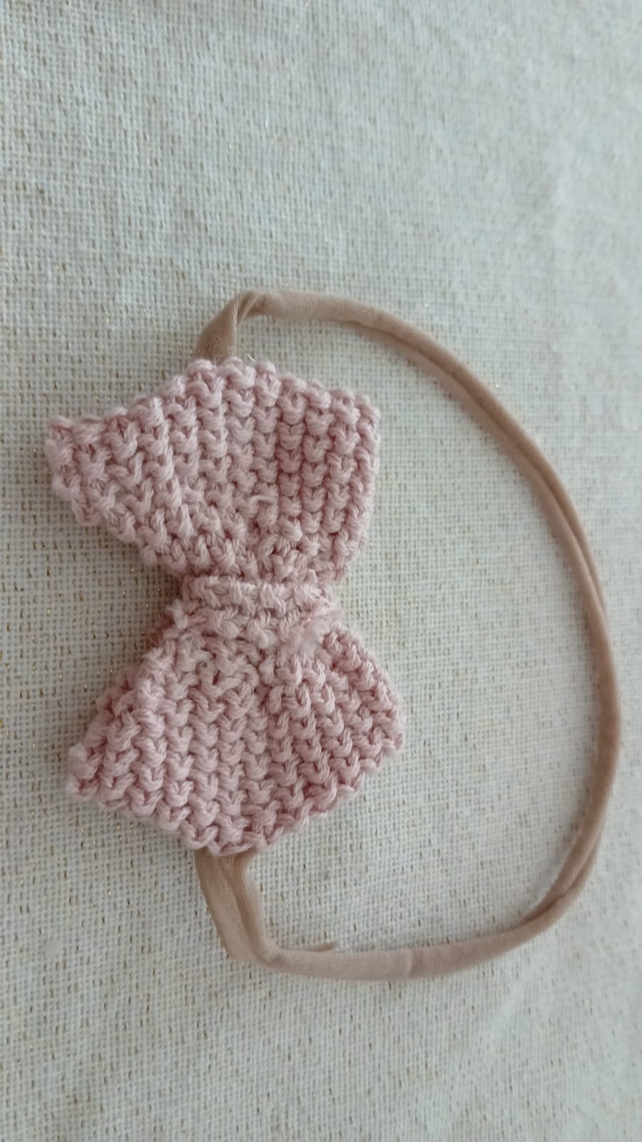Hoofdband met gebreide roze strik