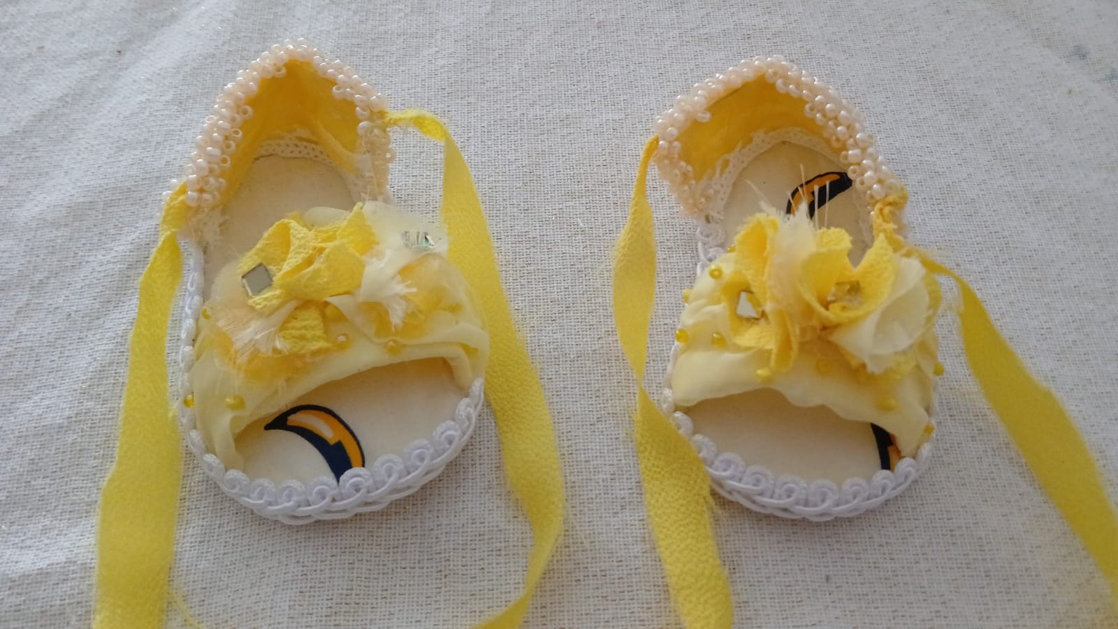 Meisjessandalen met bananenprint en strasssteentjes