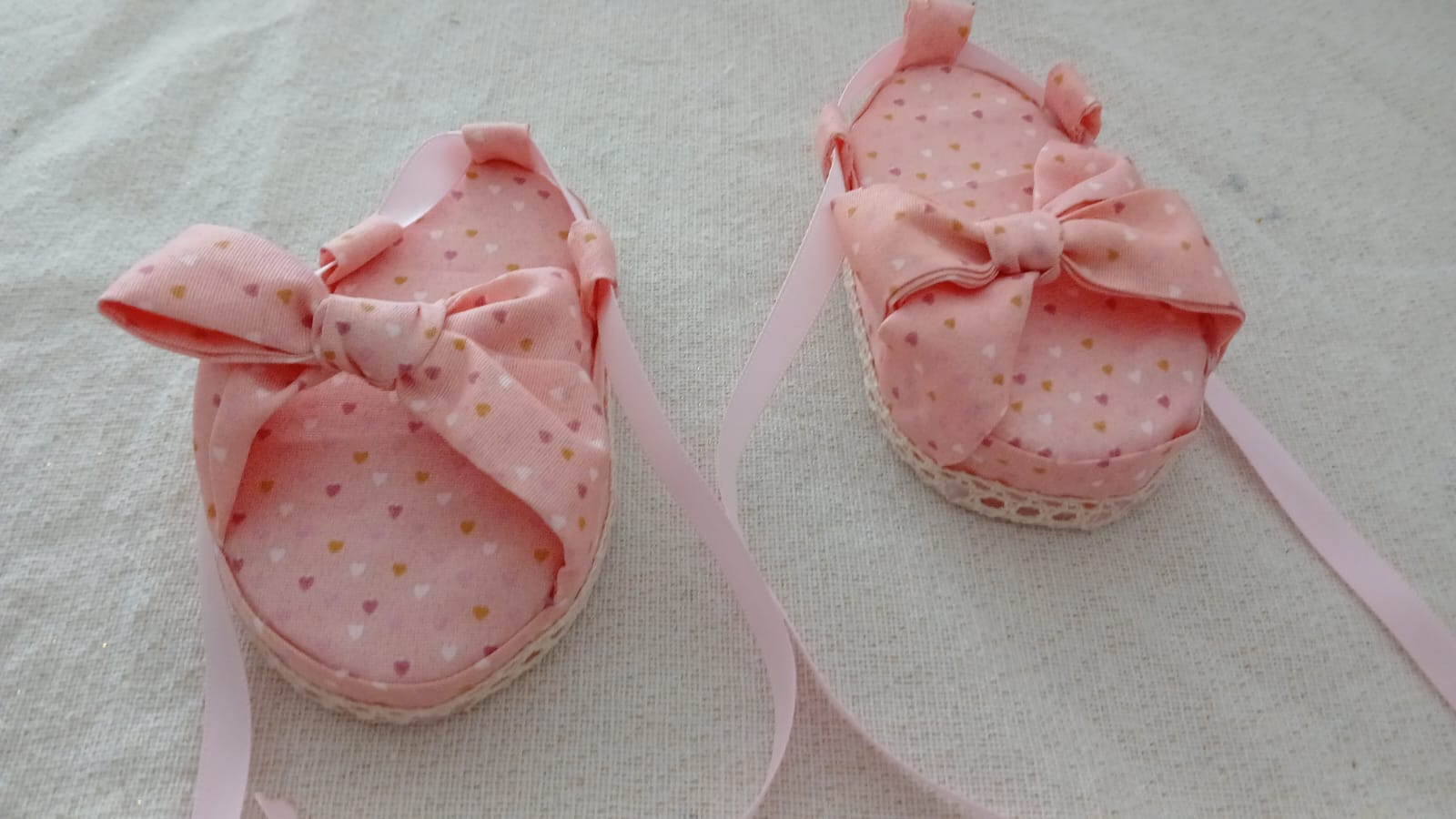 Sandalen met roze lint.