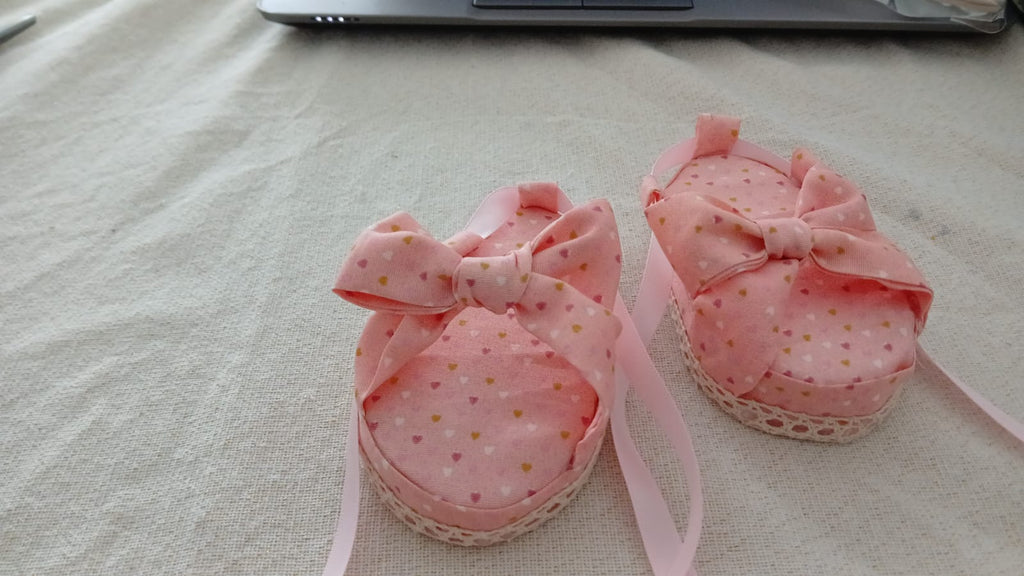 Sandalen met roze lint.