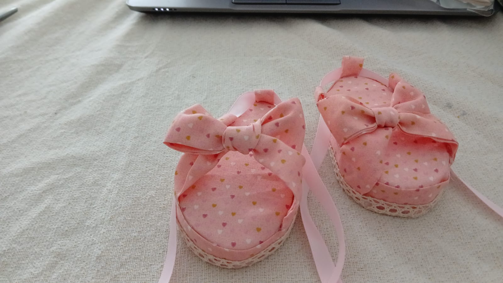 Sandalen met roze lint.