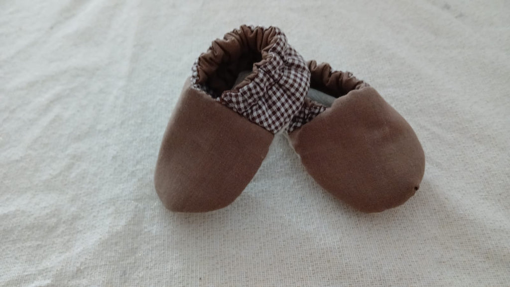 Babyschoentjes voor een jongetje met geborduurde naam