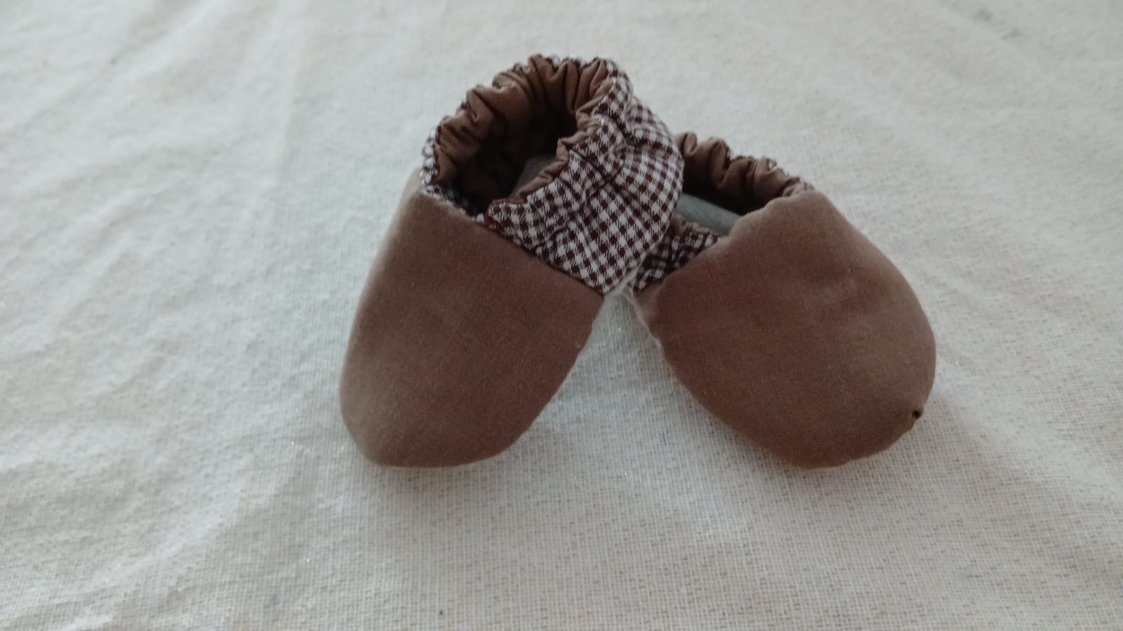 Babyschoentjes voor een jongetje met geborduurde naam