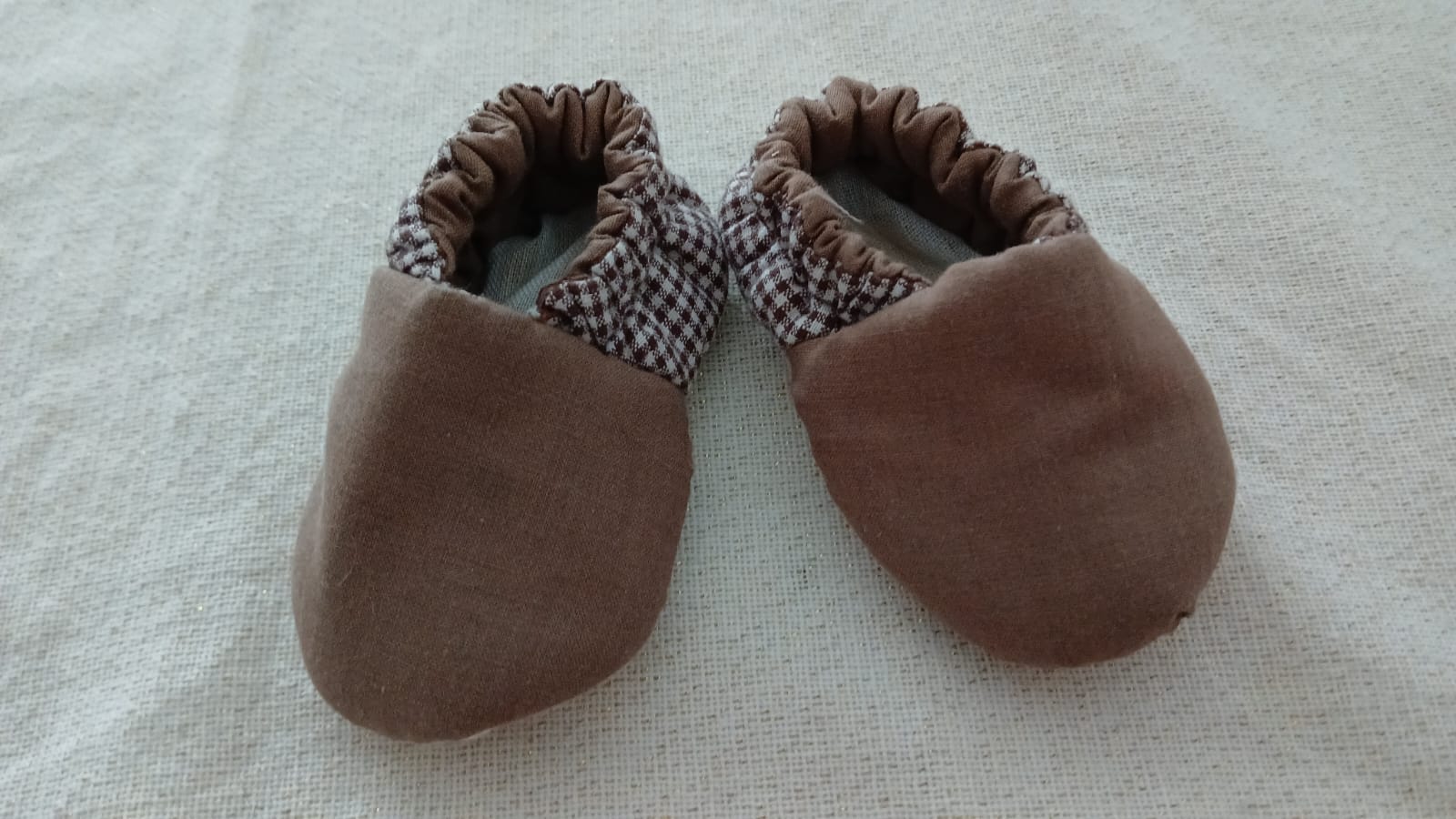Babyschoentjes voor een jongetje met geborduurde naam