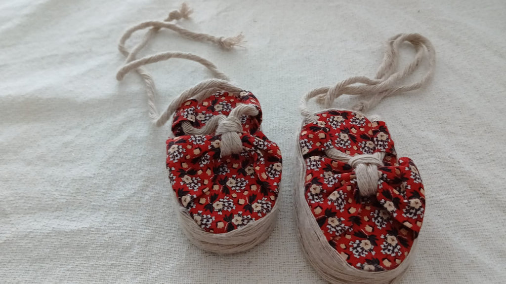 Rode sandalen met witte bloemenprint