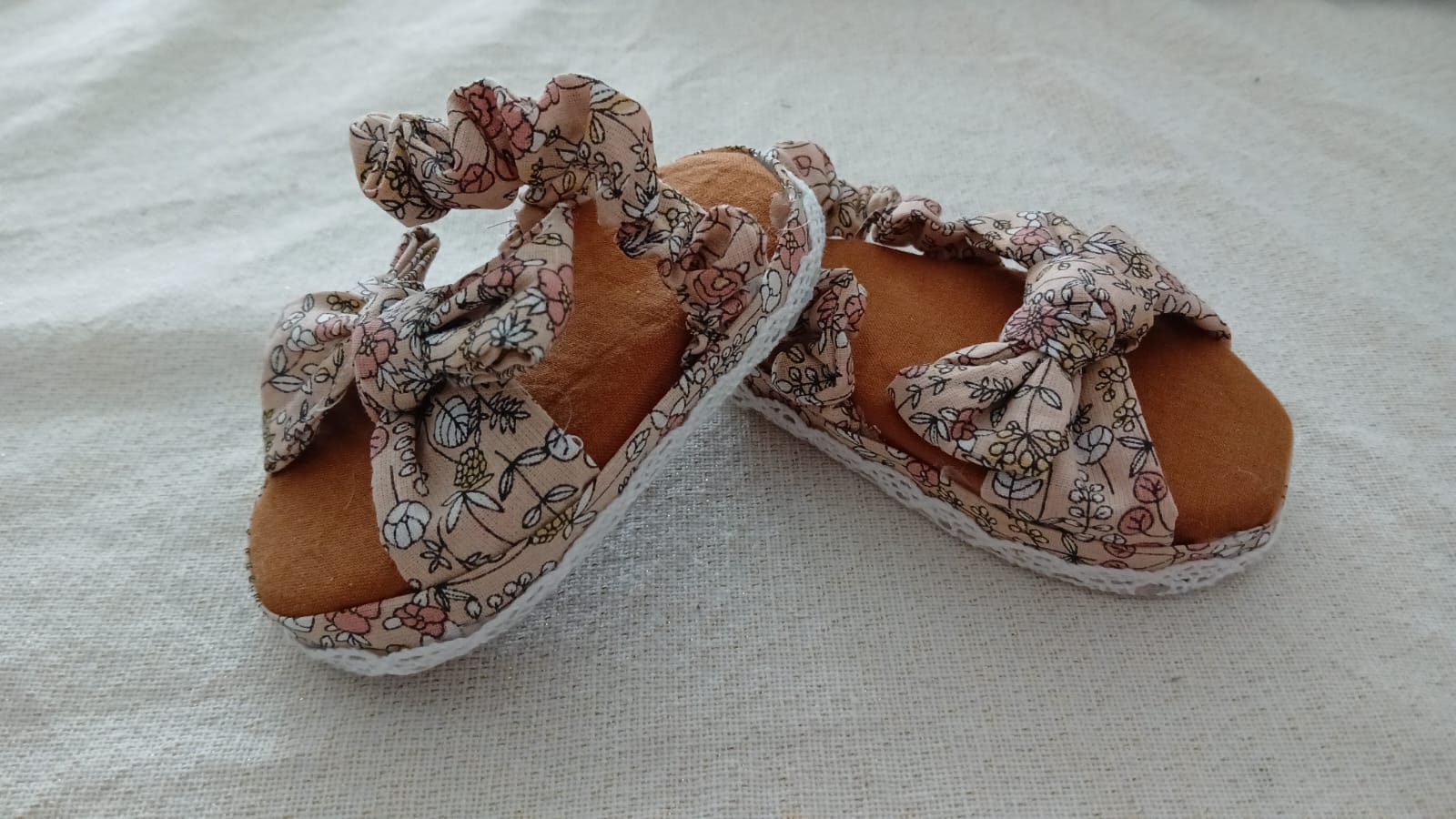 Perzikkleurige sandalen met witte bloemen