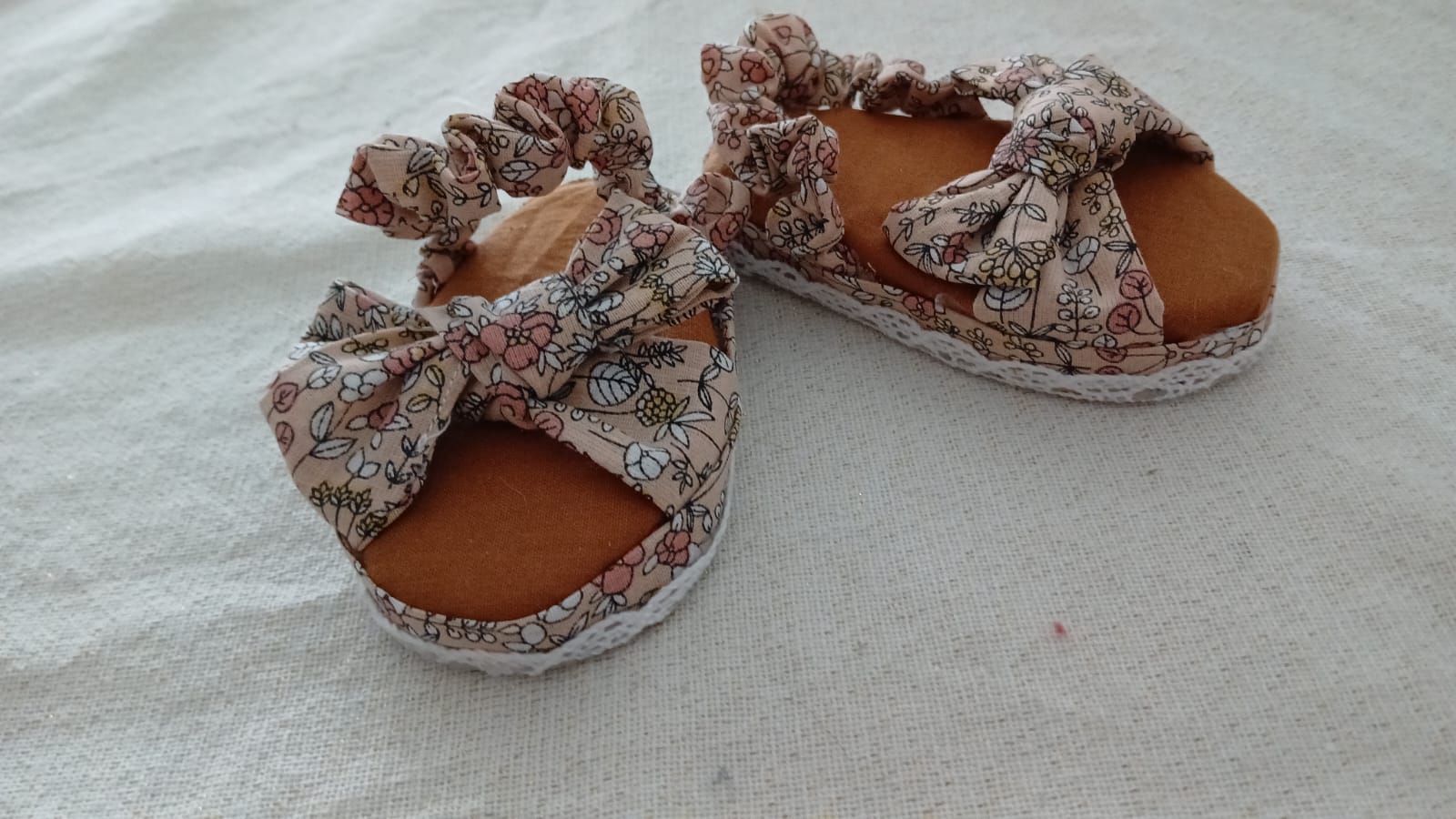 Perzikkleurige sandalen met witte bloemen