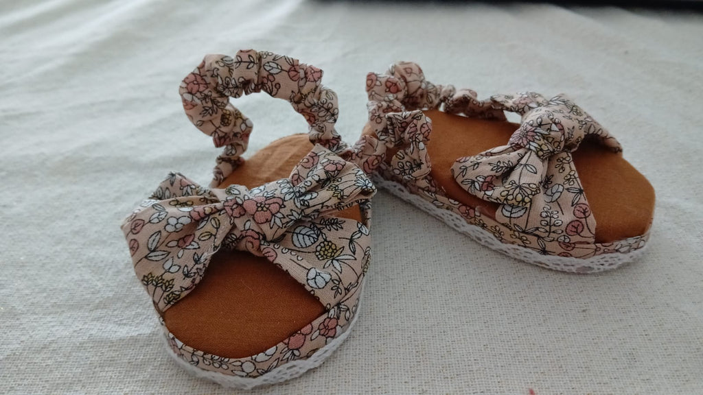 Perzikkleurige sandalen met witte bloemen