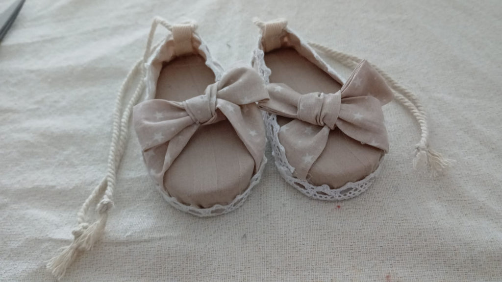 Paarse en witte gestreepte sandalen