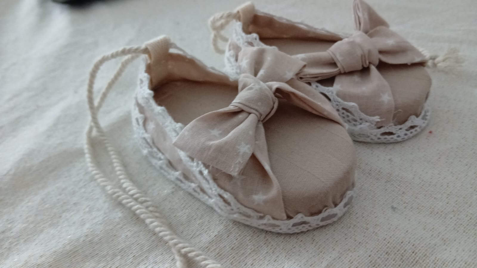 Paarse en witte gestreepte sandalen