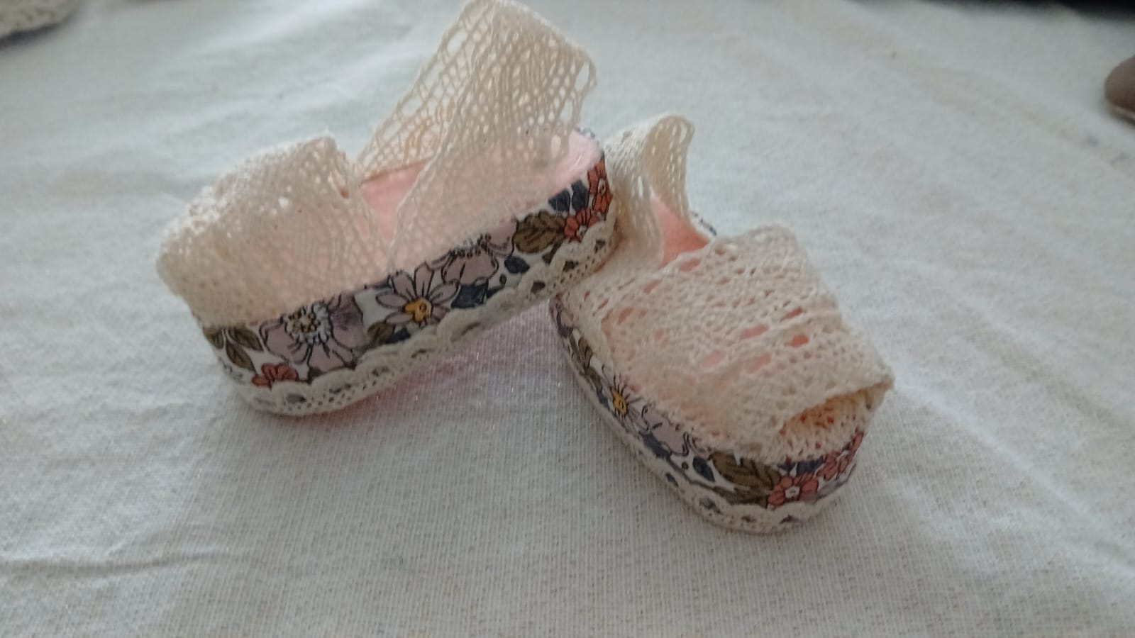 Kanten sandalen met bloemenstof