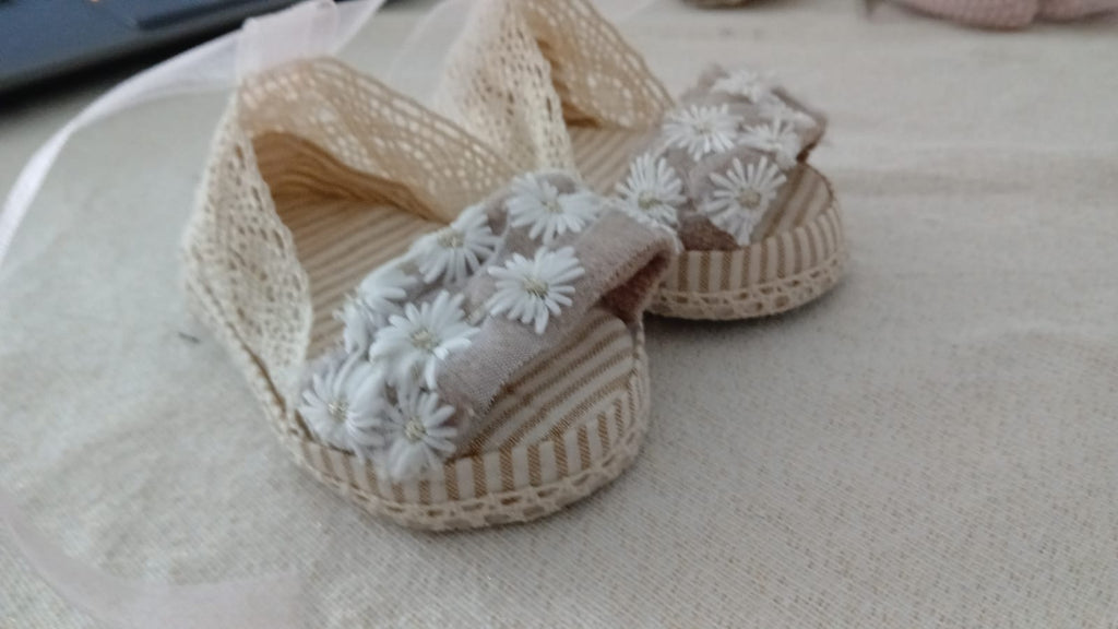 Beige sandals with daisies