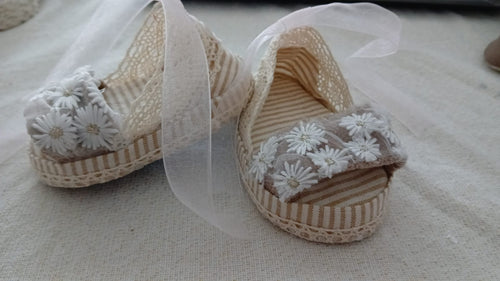 Beige sandalen met madeliefjes