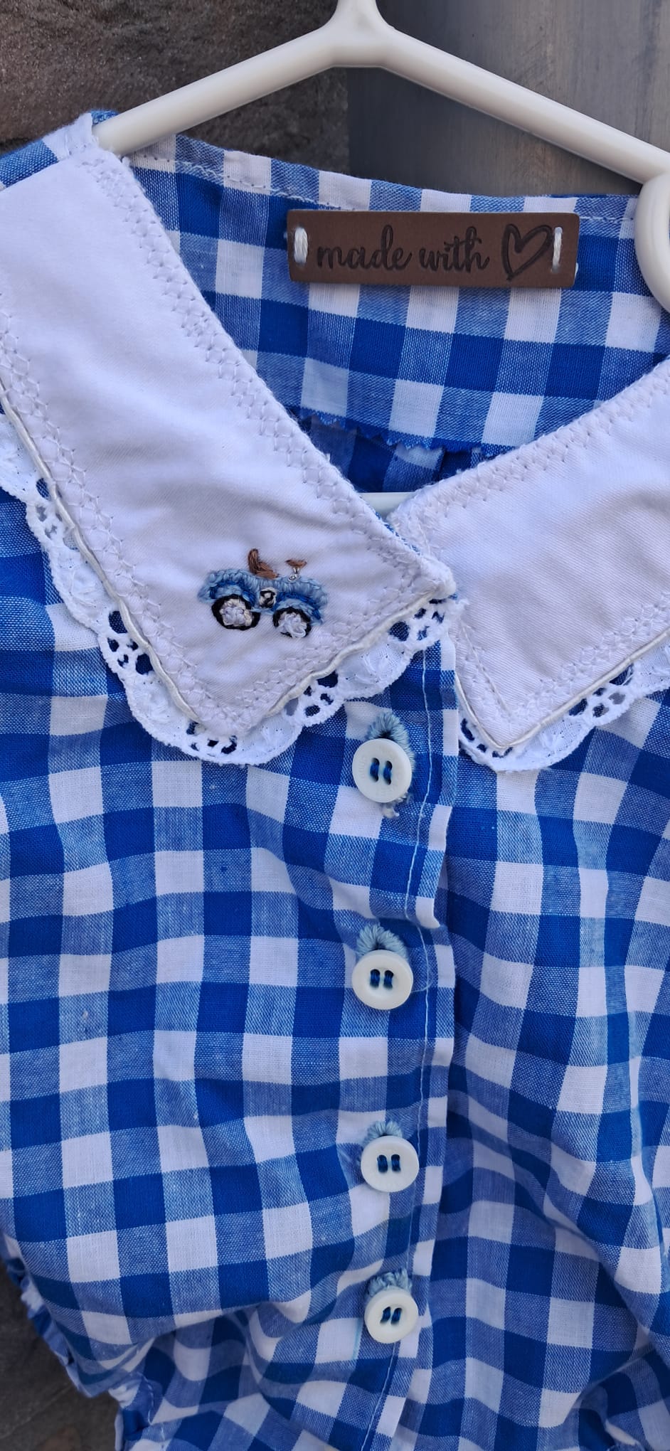 Katoenen vichy-romper met handgeborduurde tractor — Baby 0-8 maanden