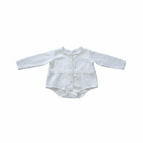 Blusa blanca niña fondo blanco