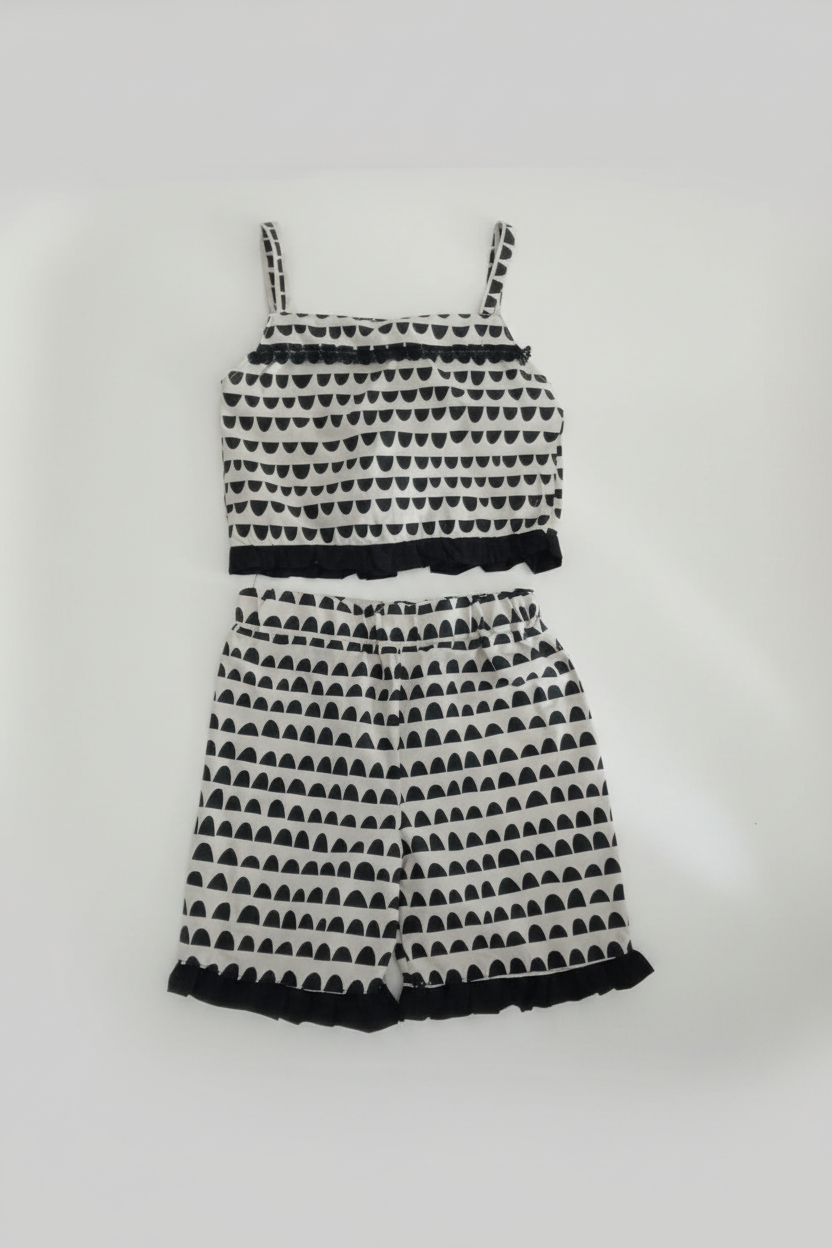 Conjunto blanco y negro fondo blanco