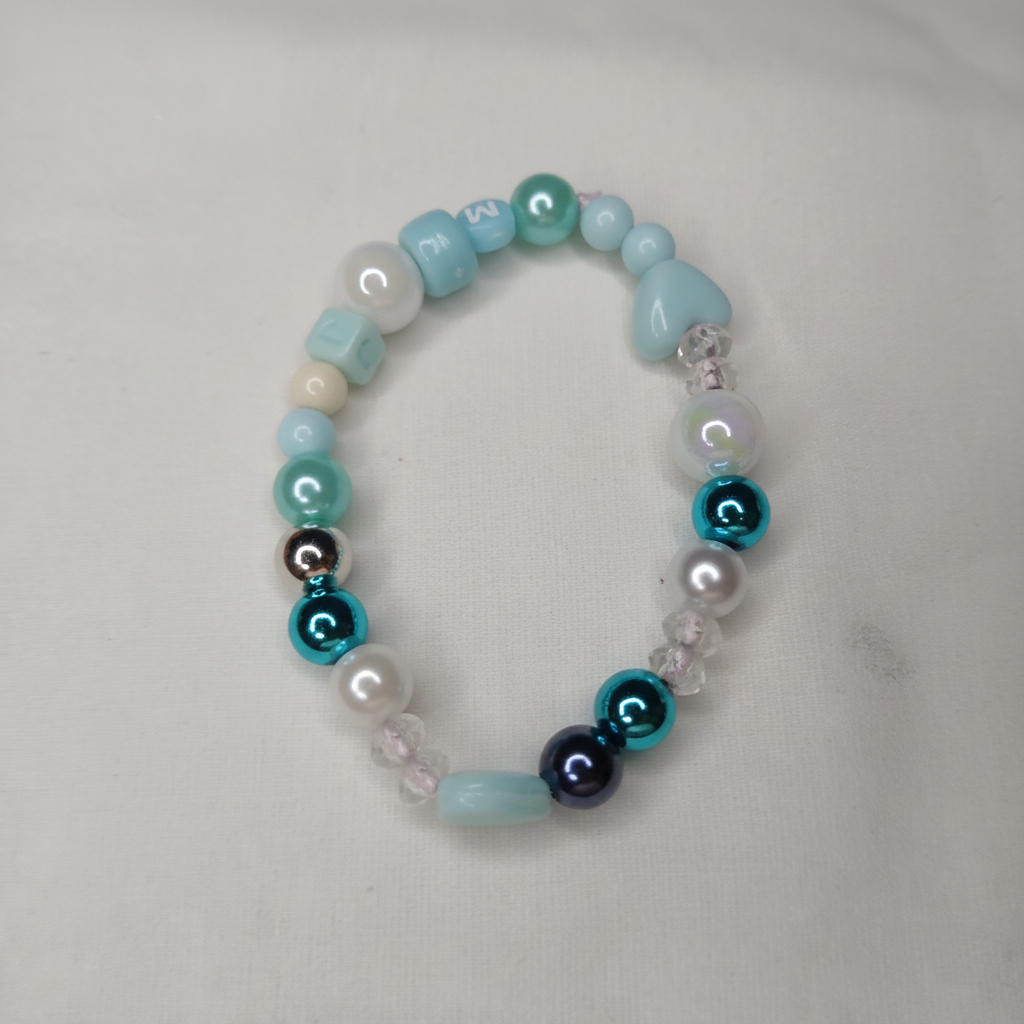 Armbandje met turquoise en parelmoer kralen voor meisjes