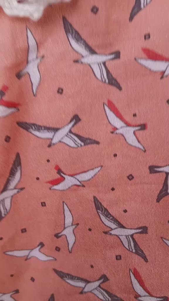Oranje jurk met meeuwen