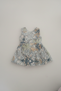 Vestido floral azul fondo blanco