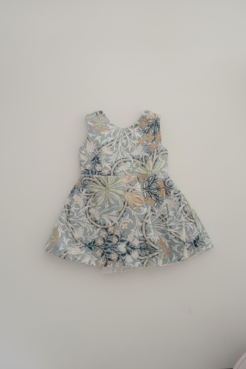 Vestido floral azul fondo blanco