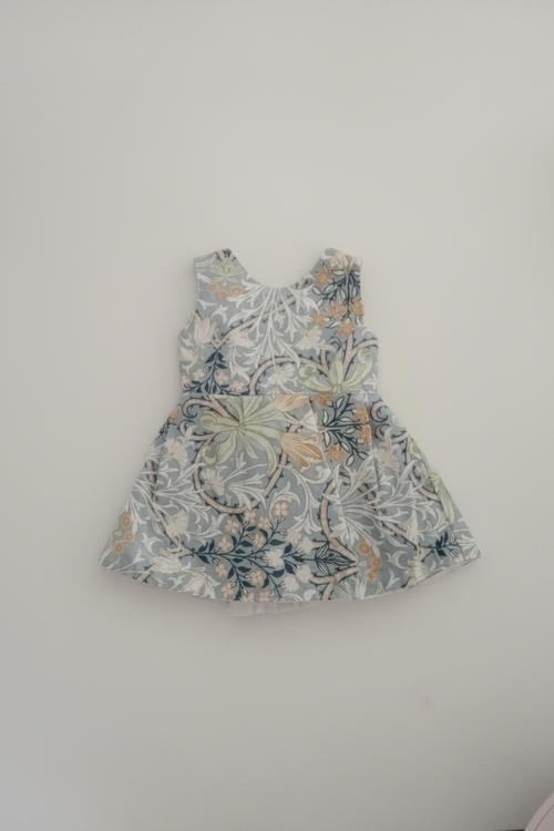 Vestido floral azul fondo blanco
