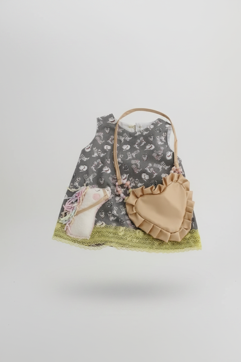 Vestido gris con bolsos fondo blanco